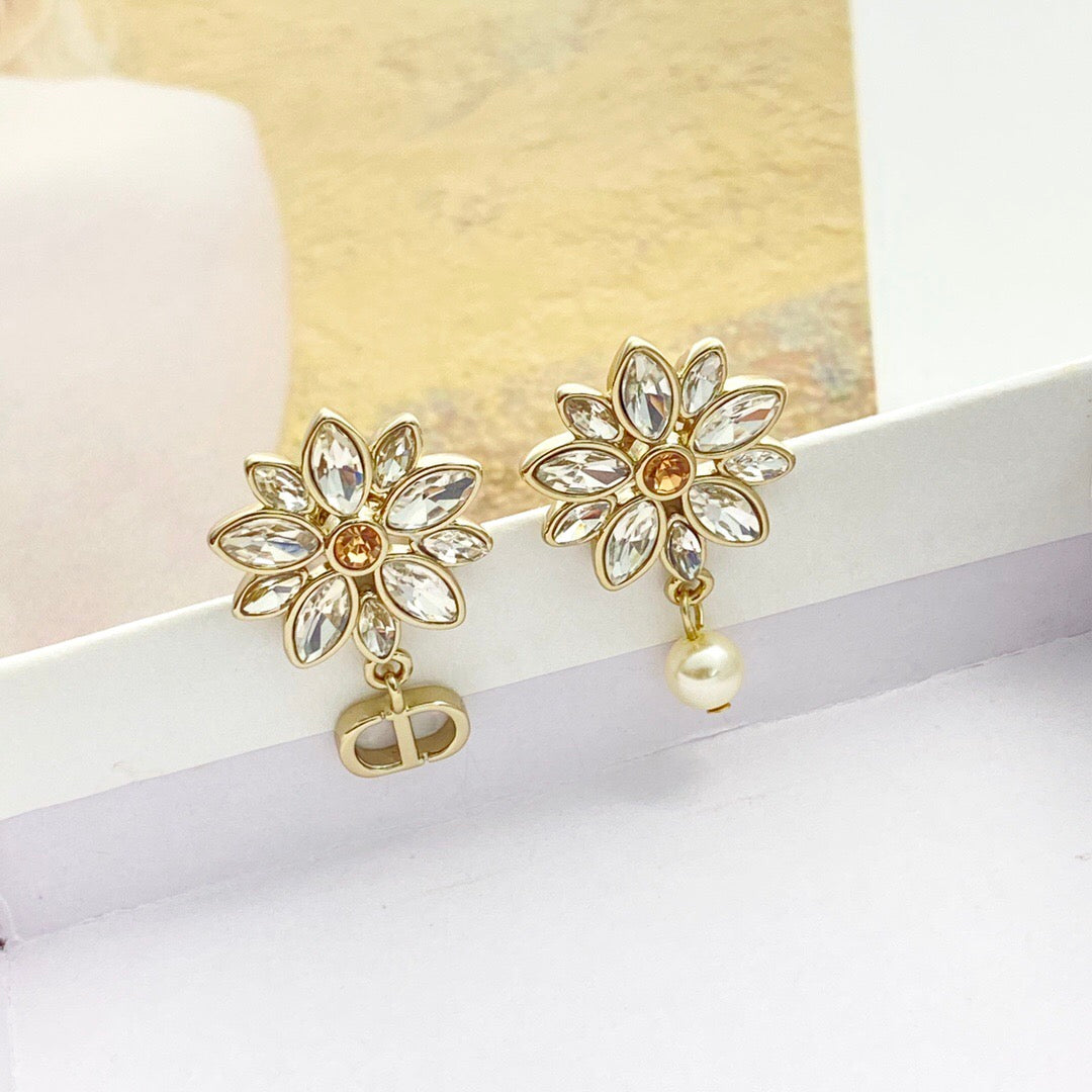 25FW NEW Sweet Stud Earrings with Full Rhinestone Embellishment