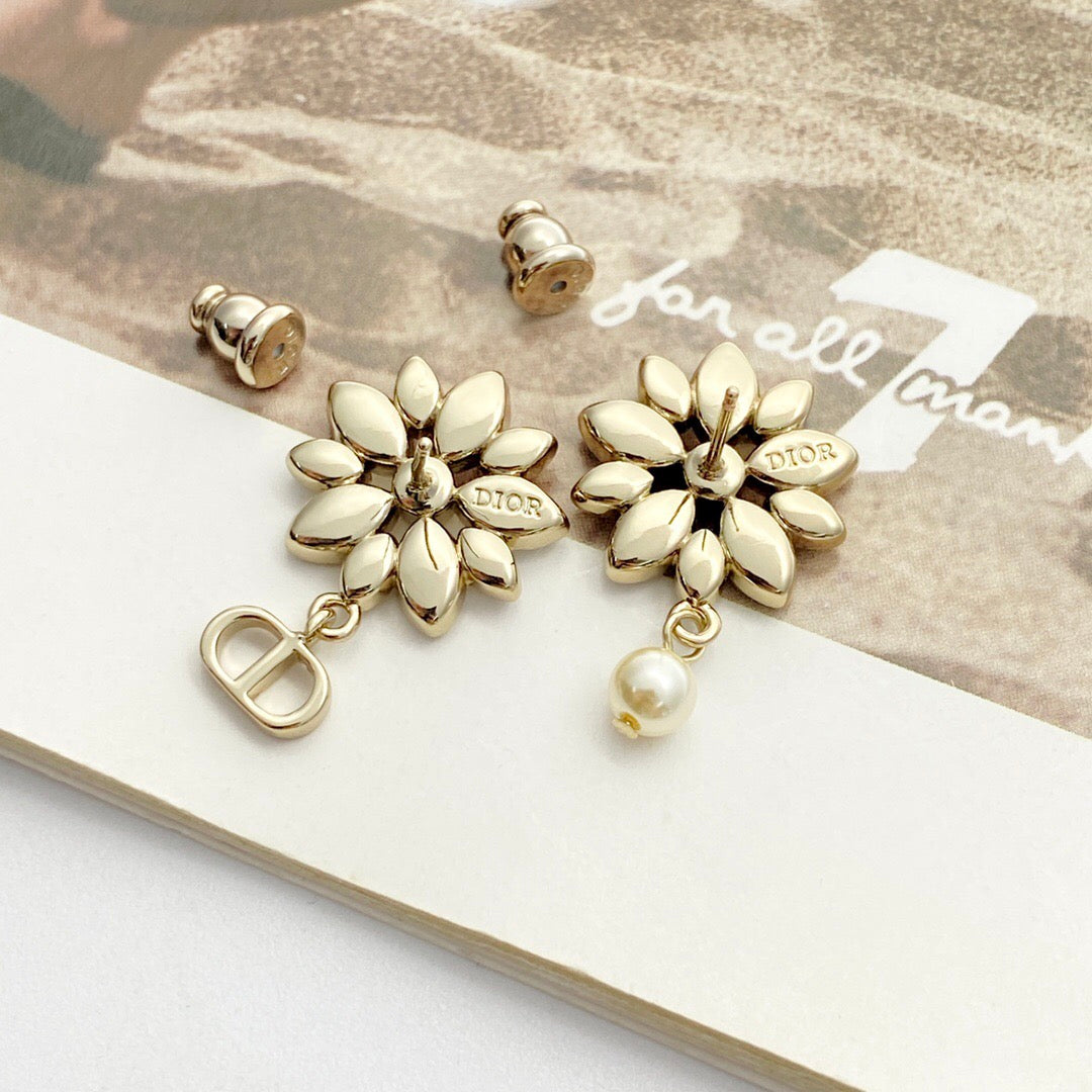 25FW NEW Sweet Stud Earrings with Full Rhinestone Embellishment