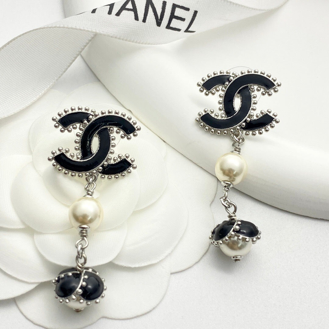 25FW NEW Exquisite Enamel Stud Earrings