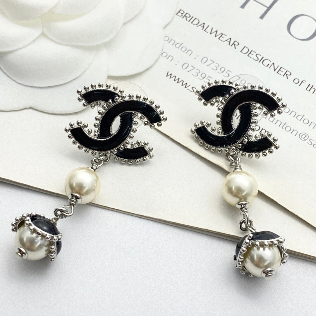 25FW NEW Exquisite Enamel Stud Earrings