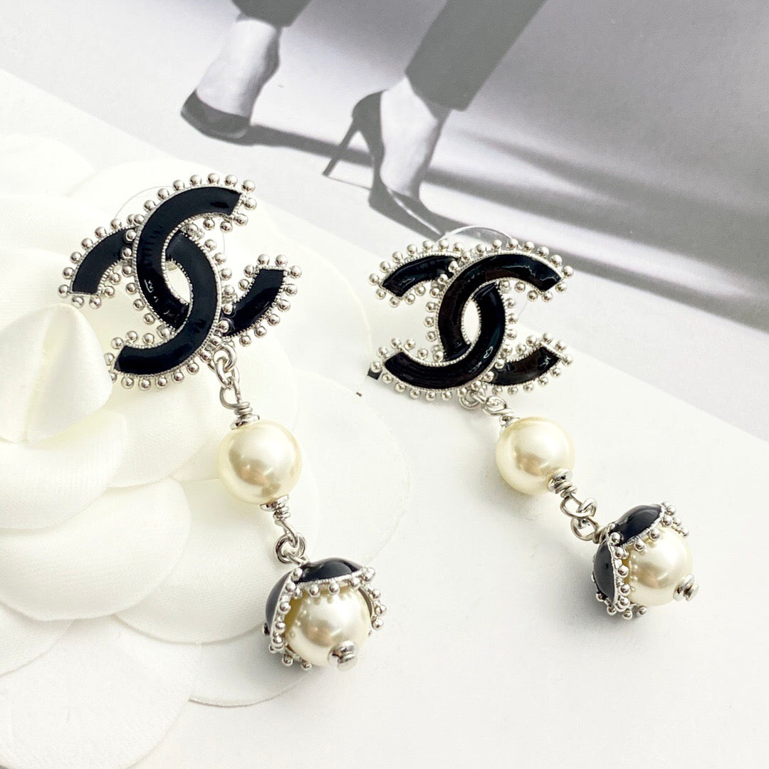 25FW NEW Exquisite Enamel Stud Earrings