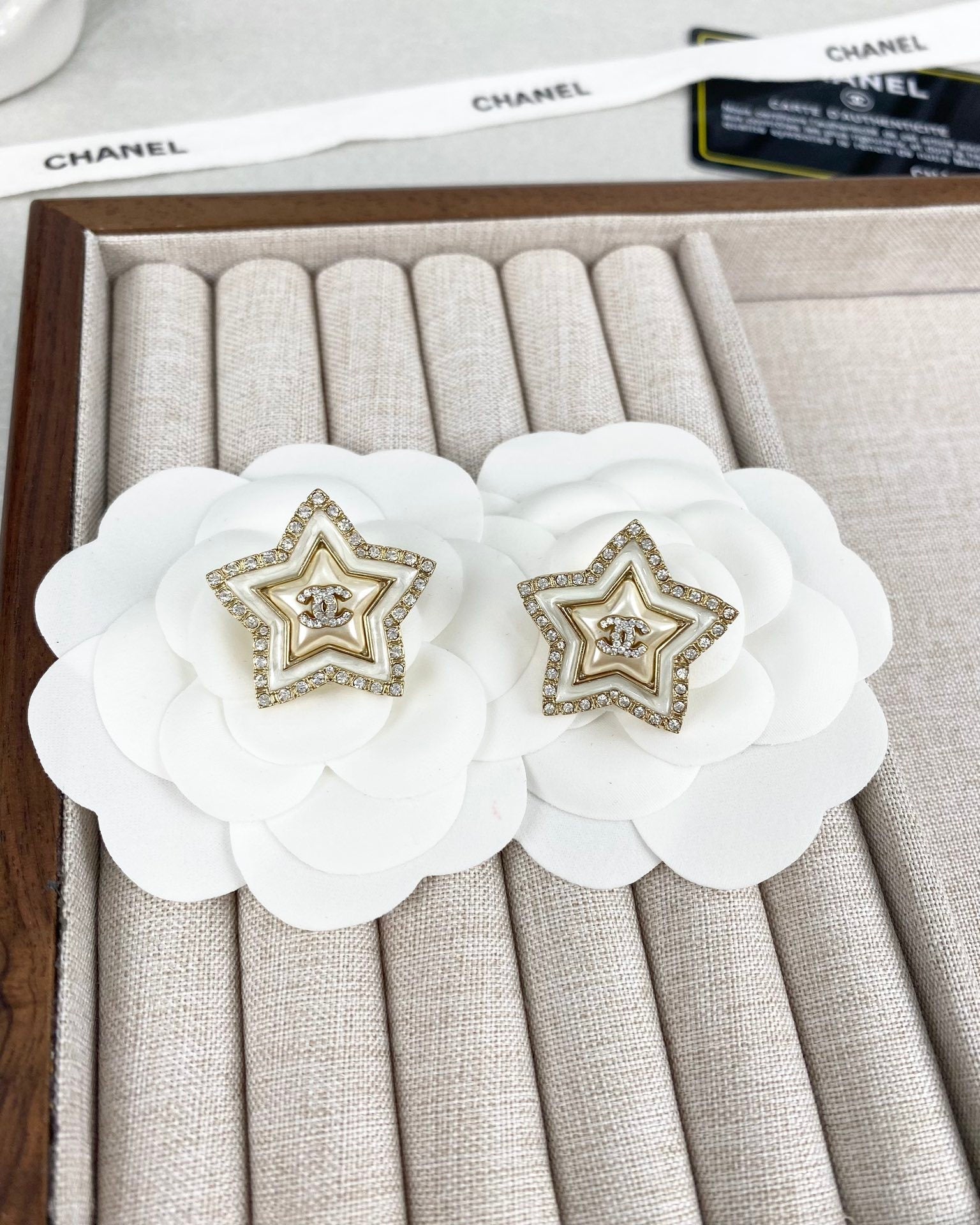 New diamond-studded resin earrings and matching necklace